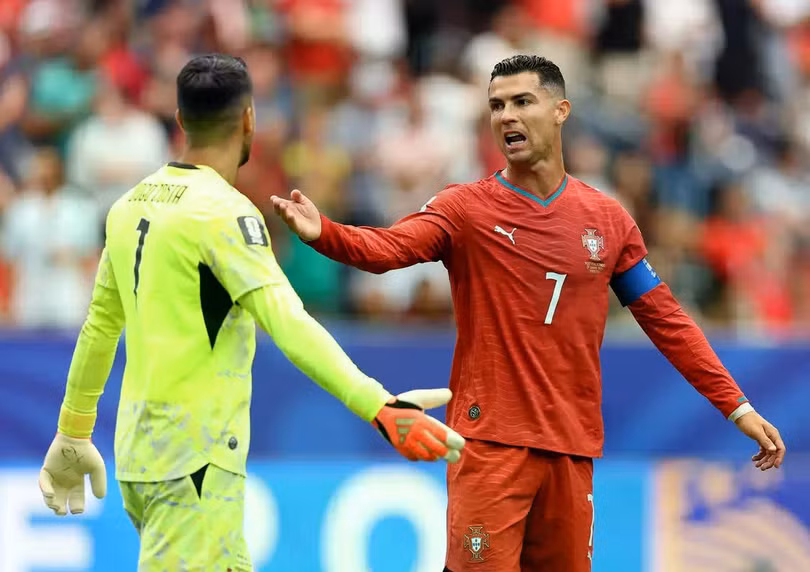 Chơi nhạt nhòa trong suốt trận đấu gặp CHDC Congo, Ronaldo bị chỉ trích gây nên bão mạng. Ảnh: Ifeng.