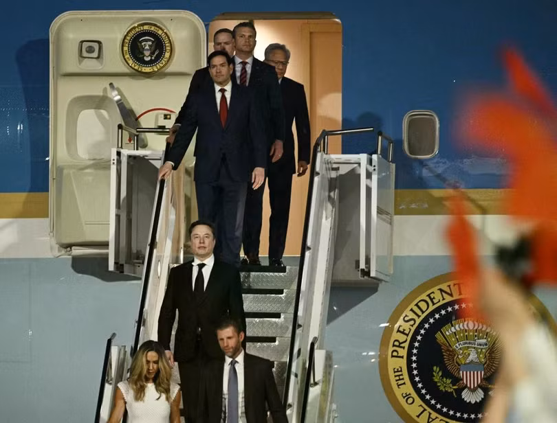 Hình ảnh cho thấy những người xuống máy bay sau ông Trump lần lượt là: vợ chồng Eric Trump, Elon Musk, Marco Rubio, Pete Hegseth, Jamieson Greer và Jensen Huang. Ảnh: AFP.