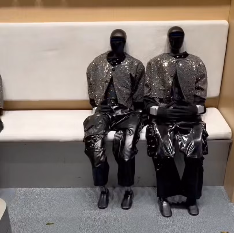robot-nhay-mua-sau-khi-roi-san-khau.png