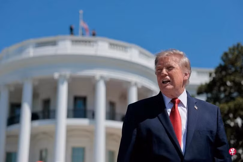 ong-trump-cao-buoc.jpg