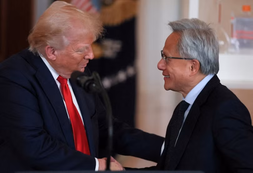 Ông Trump vào phút cuối đã gọi điện mời Jensen Huang cùng ông tới Trung Quốc. Ảnh: UDN.