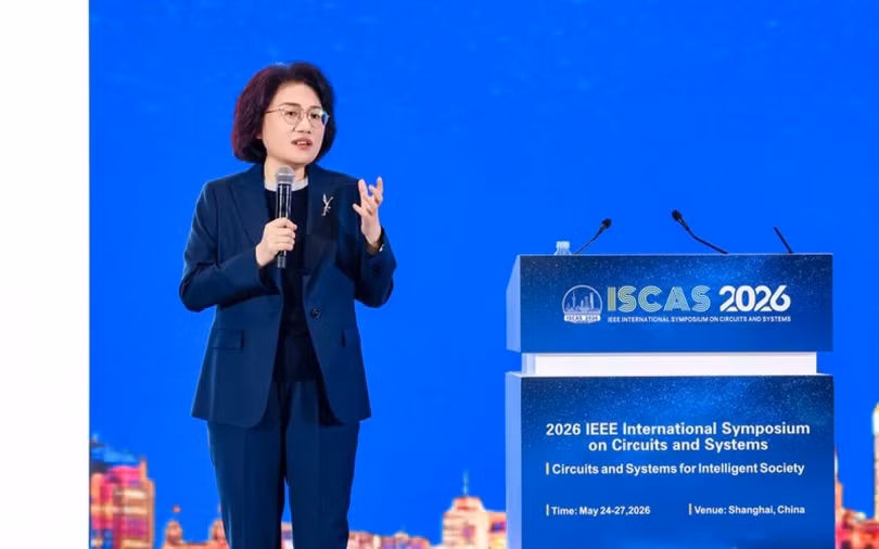 Bà Hà Đình Ba công bố bước đột phá về công nghệ chip mới tại Hội nghị ISCAS 2026. Ảnh: Guancha.