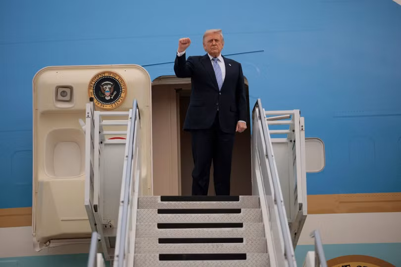 Tổng thống Mỹ Trump vẫy tay chào những người ra tiễn trước khi rời Trung Quốc về nước. Ảnh: HK01.