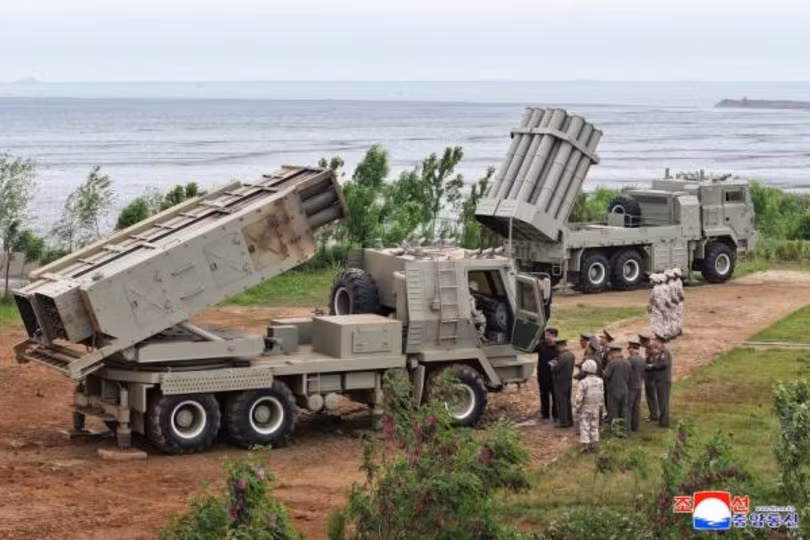 Chủ tịch Kim Jong-un thị sát các hệ thống phóng mới tham gia thử nghiệm. Ảnh: KCNA.