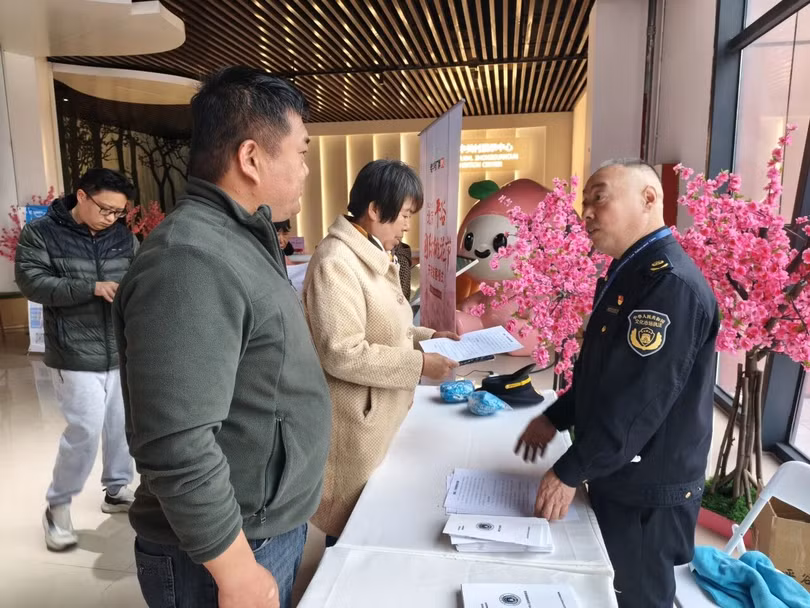 Cơ quan chức năng tiếp nhận đơn khiếu nại của các nạn nhân bị lừa mua kỳ nghỉ. Ảnh: Sina.