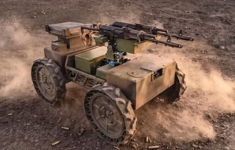 Robot chiến đấu mới của Ukraine mang 2 súng trường AK. Ảnh: Topwar.