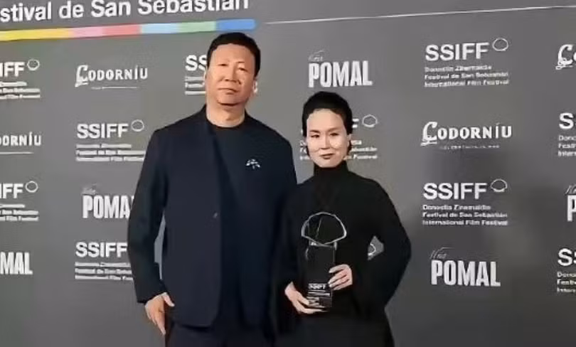 Đạo diễn Tần Hiểu Vũ và diễn viên Triệu Tiêu Hoằng (tên thật là Triệu Hiểu Hồng) tại LHP San Sebastián (Tây Ban Nha). Ảnh: Thepaper.