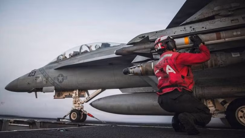 Máy bay chiến đấu F/A-18 trên tàu sân bay USS George Washington chuẩn bị xuất kích tấn công Iran. Ảnh: AFP.