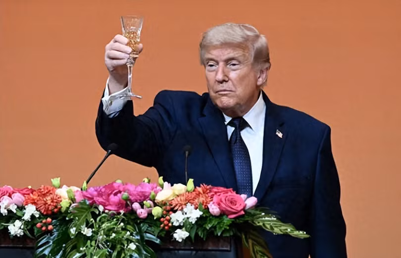 Ông Trump nâng ly tại bữa quốc yến tại Đại lễ đường nhân dân tối 14/5. Ảnh: Creaders.