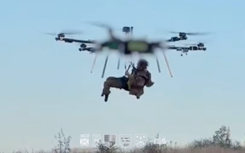 Viên thương binh đang được UAV Ayudag-6 đưa ra khỏi mặt trận. Ảnh: LB.