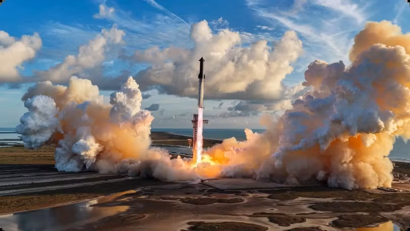 Tên lửa Starship 5 nghìn tấn rời bệ phóng mang theo 26 vệ tinh. Ảnh: Sohu.