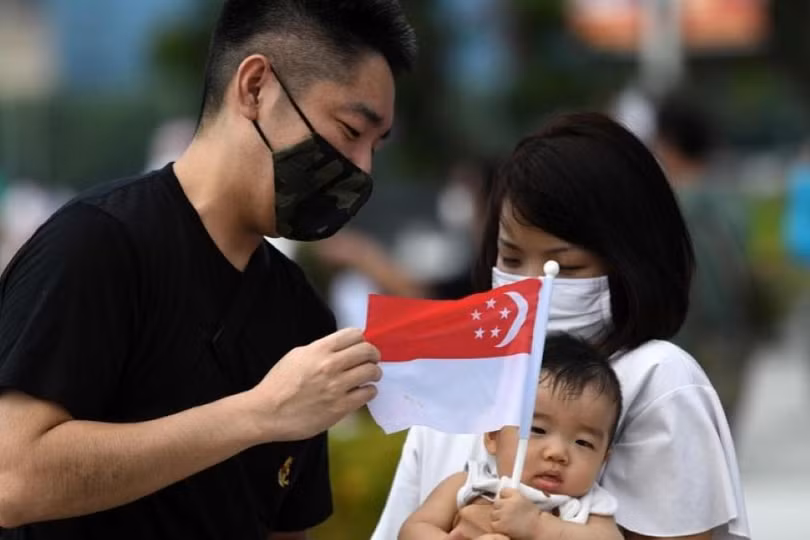 Kể từ năm 2027, mỗi trẻ sinh ra được nhận 69.500 SGD tiền hỗ trợ từ chính phủ Singapore, cha mẹ được nghỉ chăm con 24 ngày/năm thay vì 3 ngày như trước. Ảnh: Toutiao.