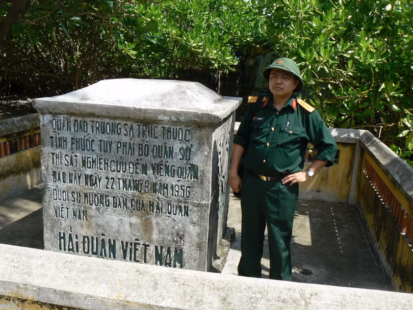 Đại tá, Nhà báo Bùi Thuận Hóa trong một chuyến công tác ở quần đảo Trường Sa.