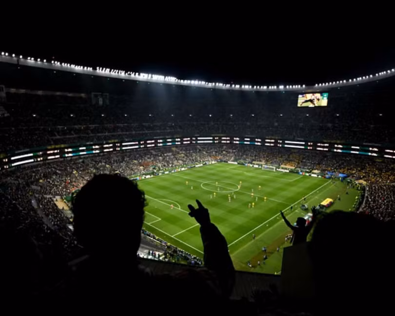 Trận Mexico gặp Ecuador ở vòng 1/16 cũng đã bị FIFA yêu cầu hoãn 1 giờ vì giông sét. Ảnh: Getty.