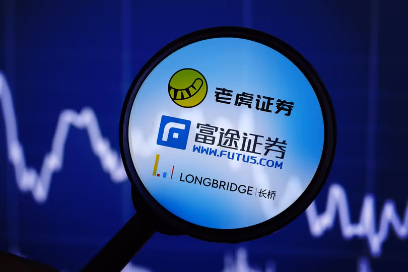 Ba công ty môi giới chứng khoán trực tuyến hôm 22/5 bị CSRC tuyên bố tịch thu toàn bộ khoản thu nhập bất hợp pháp, xử phạt nghiêm theo quy định pháp luật vì có hành vi kinh doanh chứng khoán xuyên biên giới trái phép. Ảnh: Btime.
