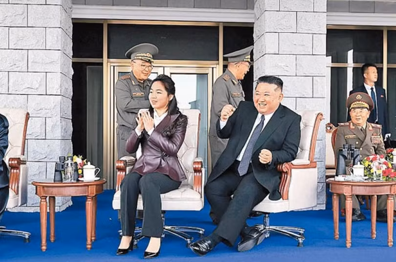 cung-con-gai-xem-trinh-dien.jpg