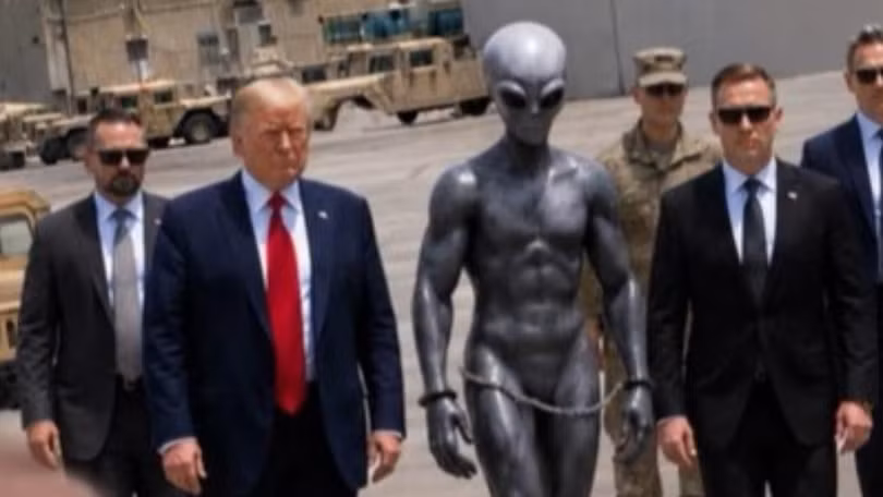 Bức ảnh AI ông Trump dẫn giải người ngoài hành tinh bị bắt. Ảnh: Truth Social.