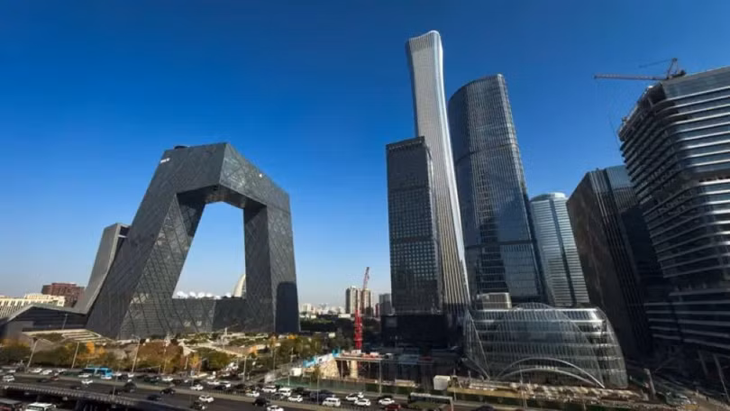 Tòa nhà Trung Quốc Tôn (CITIC Tower) nằm cách trụ sở CCTV (trái) chỉ một con đường. Ảnh: Creaders.