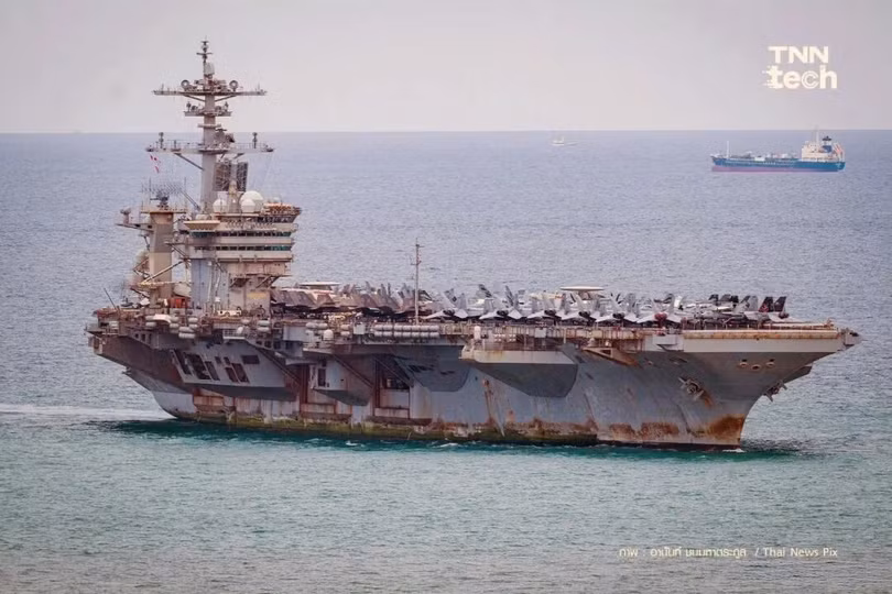 Hình ảnh rỉ sét của tàu USS Abraham Lincoln khi cập bến Pattaya. Ảnh: Sina.