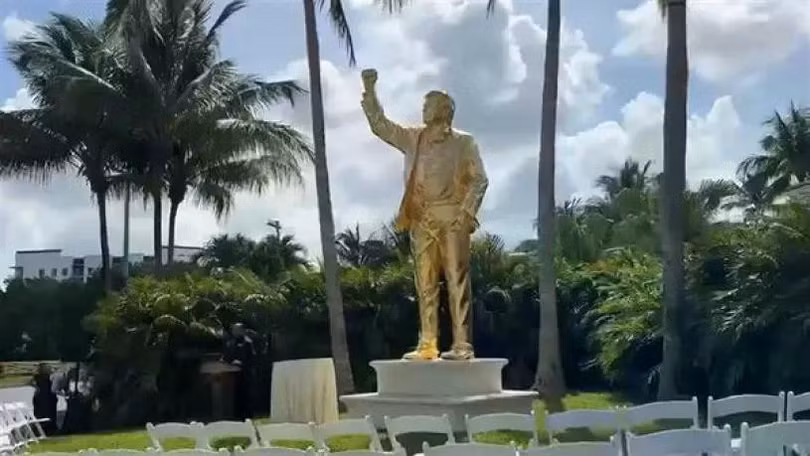Bức tượng mạ vàng ông Trump giơ nắm đấm được dựng tại National Doral Miami. Ảnh: Reuters.