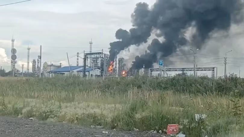 Nhà máy lọc dầu Omsk lớn nhất Nga bị cháy và phải ngừng hoạt động do UAV Ukraine đánh trúng. Ảnh: Reuters.
