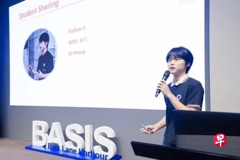 Trần Quảng Vũ thuyết trình tại Moonshot AI. Ảnh: Zaobao.
