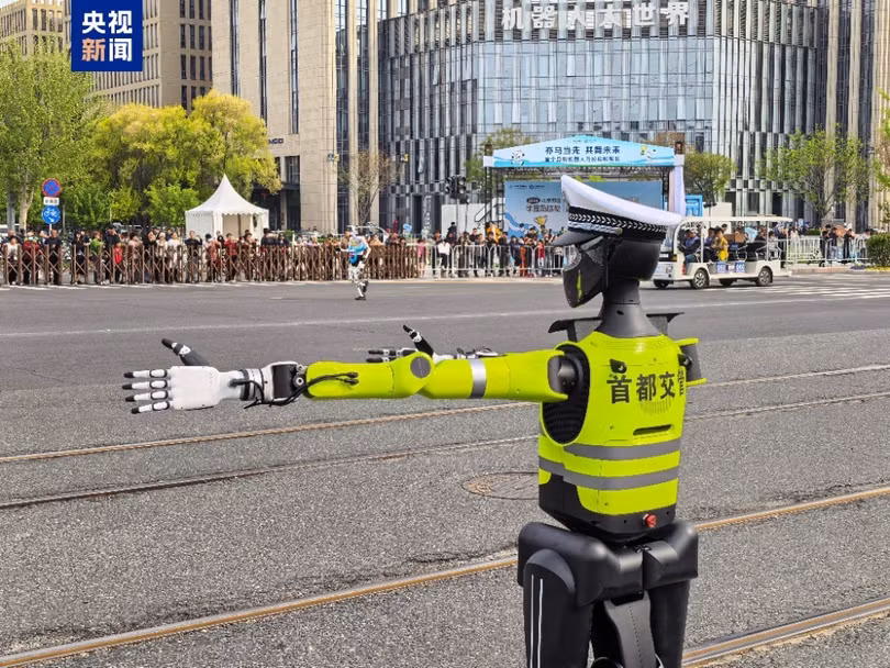 Robot cảnh sát Thiên Dật đang điều hành giao thông. Ảnh: Guancha.