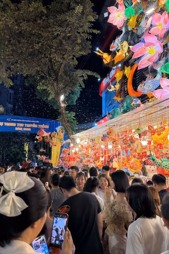 Trước thềm Trung thu, phố Hàng Mã đông nghịt người 