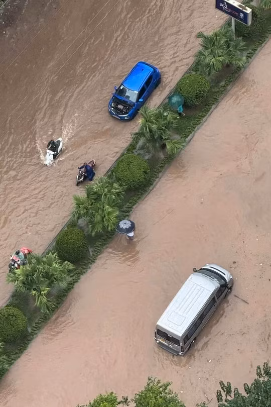 Hà Nội mưa lớn, nhiều tuyến phố ngập sâu