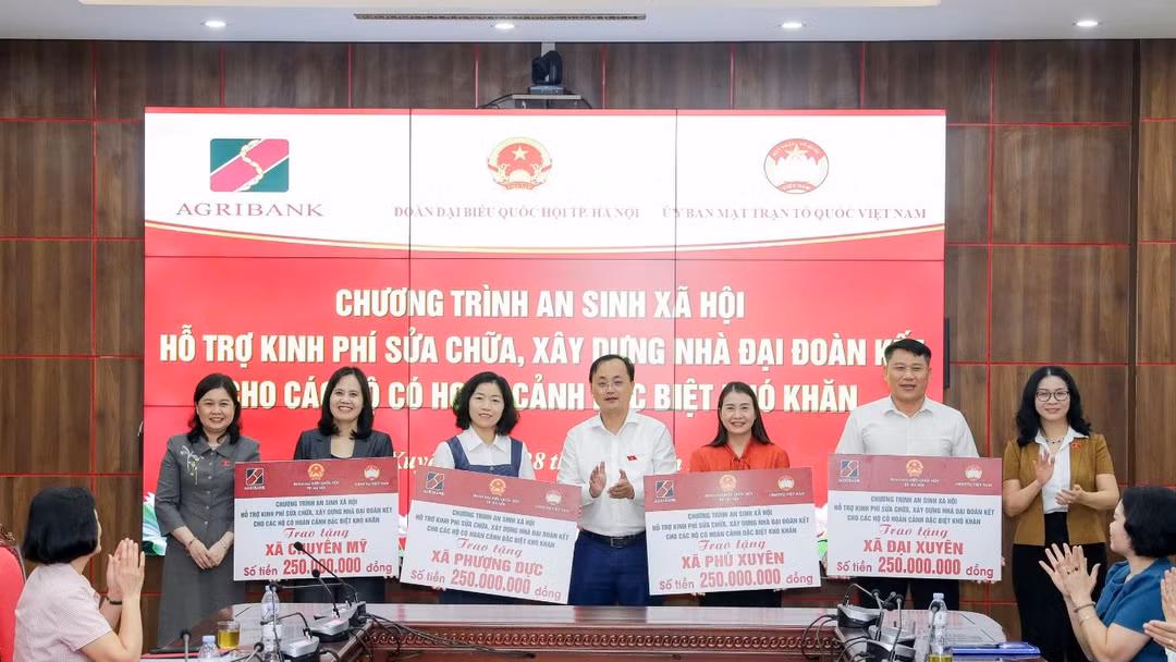 Agribank cùng Đoàn đại biểu Quốc hội thành phố Hà Nội trao 1 tỷ đồng hỗ trợ xây dựng Nhà Đại đoàn kết