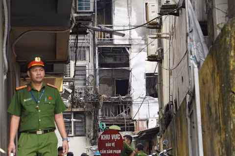 Vụ cháy 5 người tử vong ở Hà Nội: Nhân chứng kể cảnh kính vỡ, người bên trong tìm cách thoát nạn