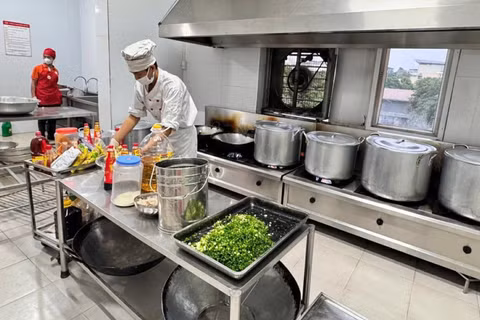 Không chọn nhà cung cấp suất ăn học sinh chỉ vì giá thấp