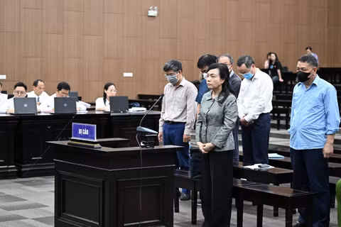 Cựu Bộ trưởng Nguyễn Thị Kim Tiến tại ngoại, xuất hiện bình tĩnh tại tòa