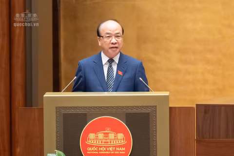 Chủ nhiệm Ủy ban Pháp luật và Tư pháp của Quốc hội Phan Chí Hiếu trình bày báo cáo tóm tắt thẩm tra dự án Luật Xử lý vi phạm hành chính (sửa đổi). Ảnh: TTXVN.