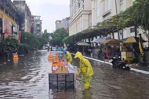 Vì sao miền Bắc, miền Trung mưa lớn kéo dài?