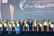 Ban Tổ chức trao Giải thưởng Sao Khuê 2026 cho đại diện các đơn vị có nền tảng, dịch vụ và giải pháp số xuất sắc.