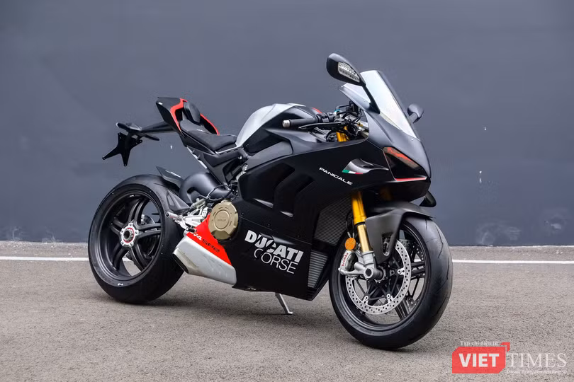 vt-ducati-panigale-v4-marquez-ban-gioi-han-he-lo-kha-nang-ve-viet-nam-gia-ngang-o-to-hang-sang-anh-8.jpg