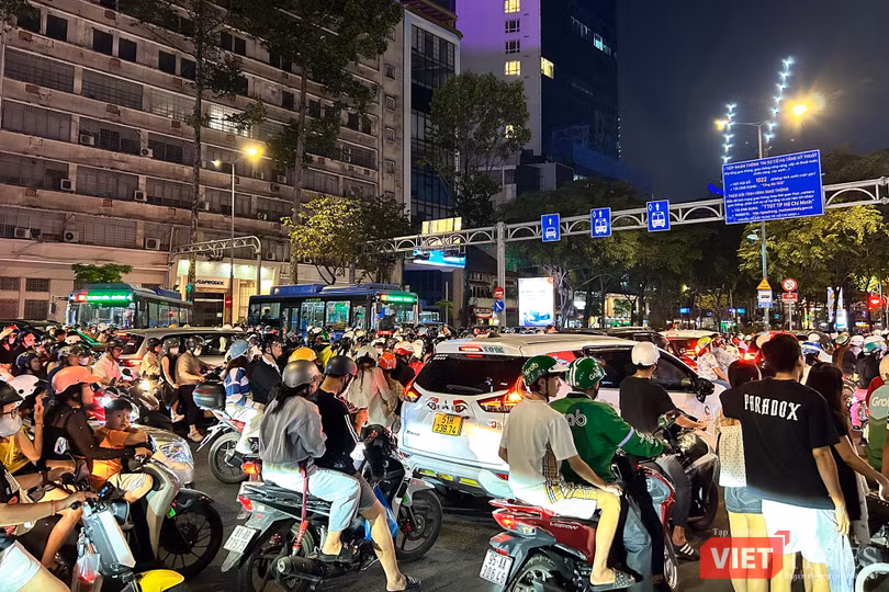 vt-trung-tam-tphcm-dong-nghit-nguoi-cho-countdown-va-phao-hoa-anh-3.jpg