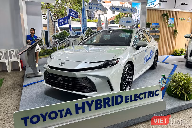 vt-toyota-camry-hybrid.jpg