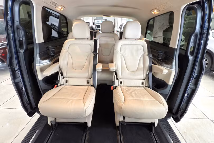 nha-di-dong-mercedes-benz-v250-mat-50-gia-tri-sau-5-nam-anh-6.jpg