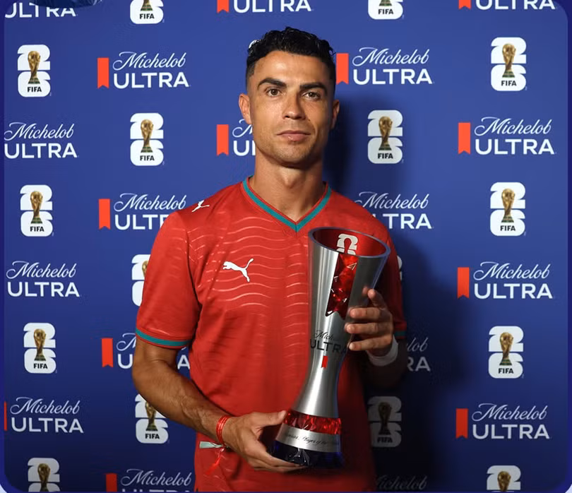 ronaldo-duoc-trao-giai.jpg