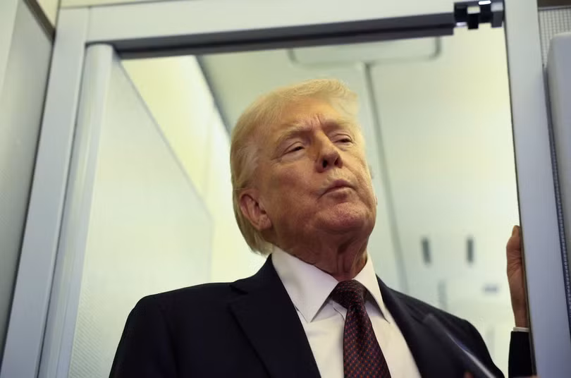 Tổng thống Mỹ Donald Trump trả lời báo chí trên chuyên cơ Không lực Một trong chuyến bay trở lại Washington ngày 15/3. Ảnh: Reuters.