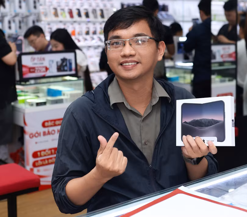 khach-nhan-iphone-duo.jpg