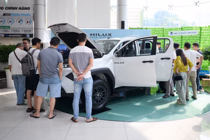khach-mua-toyota-hilux-the-he-moi-phai-cho-den-thang-5-anh-5.jpg