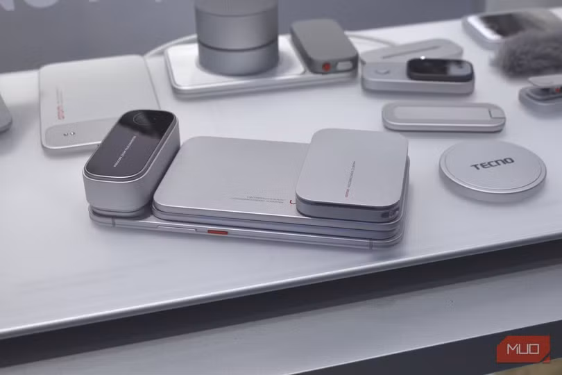 imgi-2-tecno-modular-phone-concept-mwc-2026-battery-modules-stacked.jpg