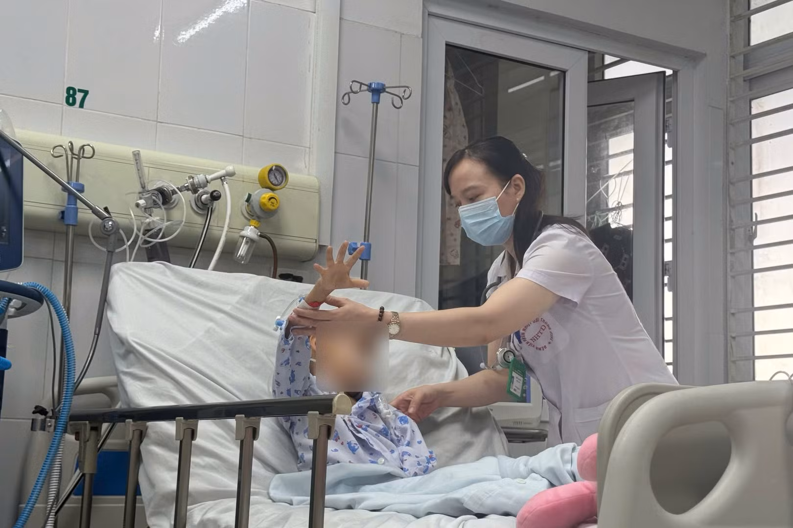 Bệnh nhi bị viêm não Nhật Bản điều trị tại Bệnh viện Bệnh Nhiệt đới Trung ương. Ảnh: Minh Thanh.