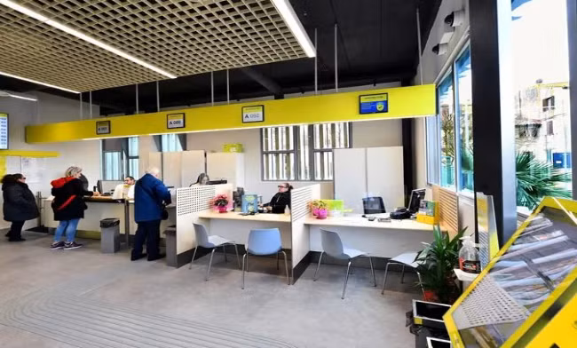 Poste Italian cải tạo các bưu cục. Ảnh: Reuters.