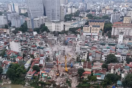 Phá dỡ loạt ngôi nhà ven sông Hồng để xây cầu Trần Hưng Đạo