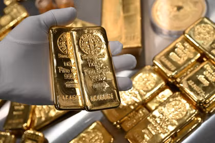 Giá vàng thế giới tiếp tục dao động quanh vùng trên 4.000 USD/ounce trong phiên sáng 2/7. Ảnh: Reuters.