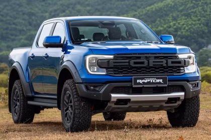 Ngoài động cơ mới, Ranger Raptor V6 gần như không thay đổi về ngoại hình so với phiên bản Raptor trước đó. Ảnh: Ford.